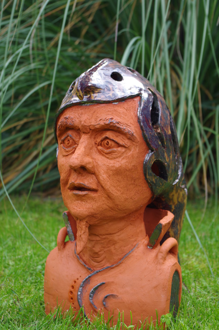 Keramikkopf mit Helm 1